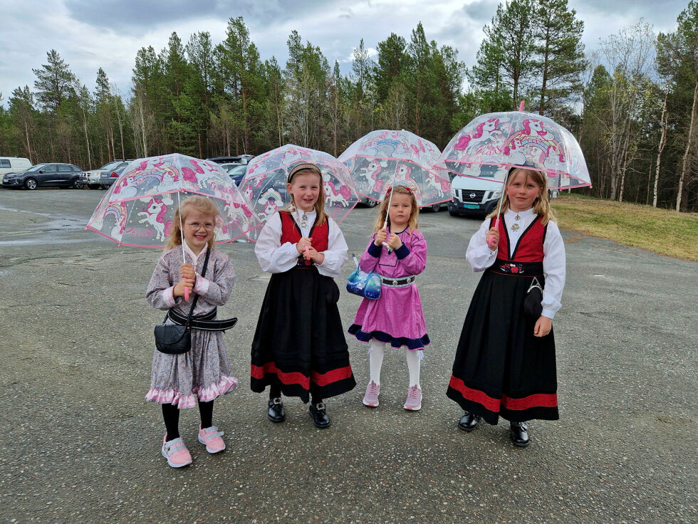 Noen jenter hadde forberedt seg på regn med matchende paraplyer.
 Foto: Hill Haga