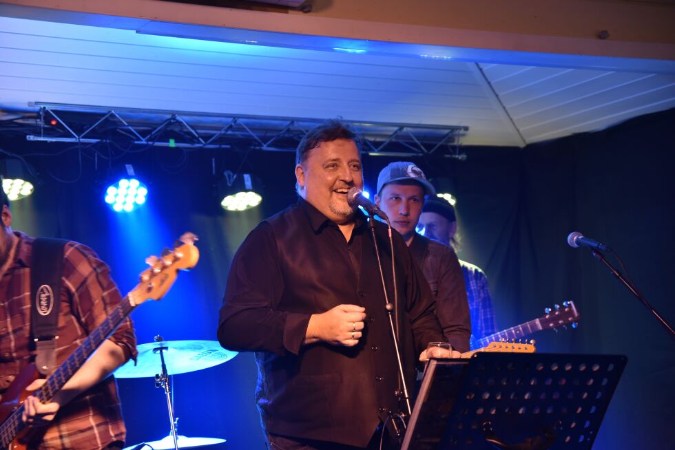 Lars Rune Rebbestad fremførte noen klassikere på scenen under jammen.
 Foto: Hannah Persen