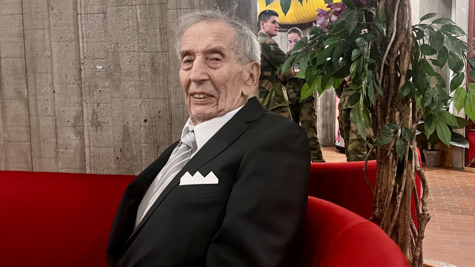 Arne Stene (93) fra samebygda Skoganvarre ble hedra for sin innsats 77 år etter krigen.
 Foto: Karolina Ulfig