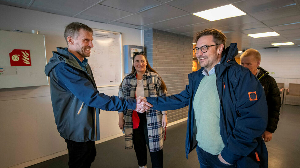 Martinussen (til høyre) og Porsanger-ordfører Jo Inge Hesjevik (H) tar hverandre i hånden. I bakgrunnen står Haugli. Utfordringen er akseptert. De skal svømme om kapp.
 Foto: Cecilie Bergabn Stuedal