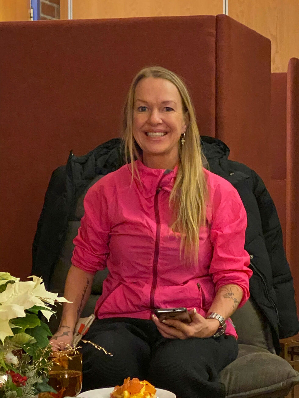Nikta Inwood har opplevd samfunnet skyggeside, og kan ikke få fullrost tilbudet til Kirkens Bymisjon i lillesalen på Samfundshuset i Kirkenes.
 Foto: Hallgeir Henriksen