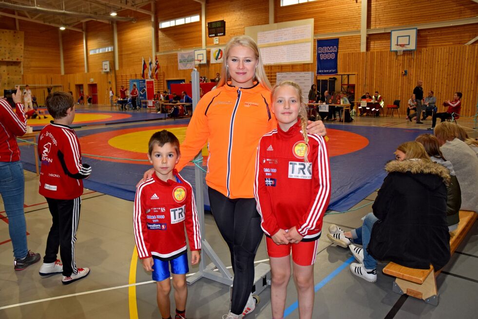 Denne gangen var Signe Marie Fidje Store (i midten) med under Tanamatch´n som trener og altmuligkvinne. – Det er gøy å bidra her i moderklubben, forteller hun til Ságat. Her sammen med to av de unge fra Bryteklubben Tana, David Kristian Kona (6) (til venstre) og Tiril Bønå (10) (til høyre).
 Foto: Tom Hardy