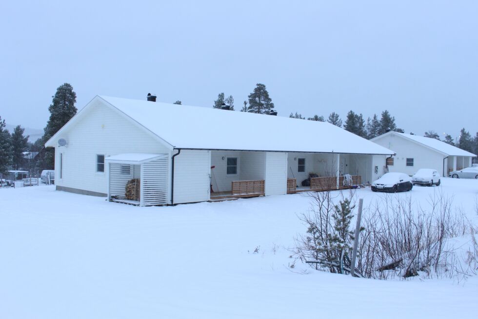 Gas­ka­vu­ov­di 11 i Karasjok har fått ny eier. Det er kun leiligheten lengst til venstre på bildet som er solgt.
 Foto: Elise Embla Scheele