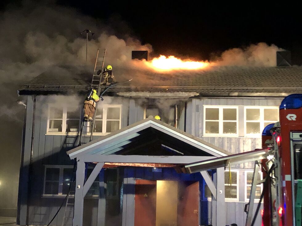 Loftet til Karasjok samfunnshus er overtent.
 Foto: Stein Torger Svala