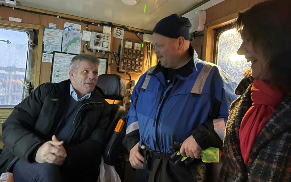 Fiskeri- og havminister Bjørnar Skjæran om bord i sjarken «Trin Even» i Berlevåg. Eier Tor Raimond Sivertsen i midten, mens statssekretær Kristina Hansen står til høyre.
 Foto: Pressefoto