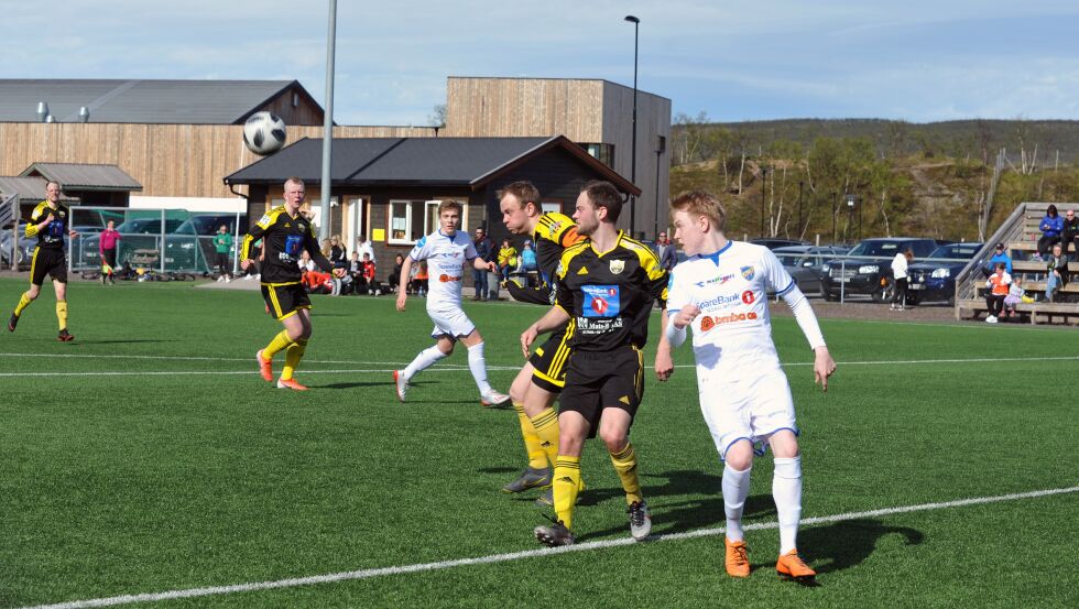 Nyopprykkede Tana BK har absolutt klart seg bra i årets 4. divisjon. Lørdag måtte tanaguttene innse at det ble 0-1 på overtid mot Alta 2. Her er det Magnus Bruhn-Munkebye (med kapteinsbind) og broren Magnus som forsvarer seg mot Alta 2.
 Foto: Erik Brenli