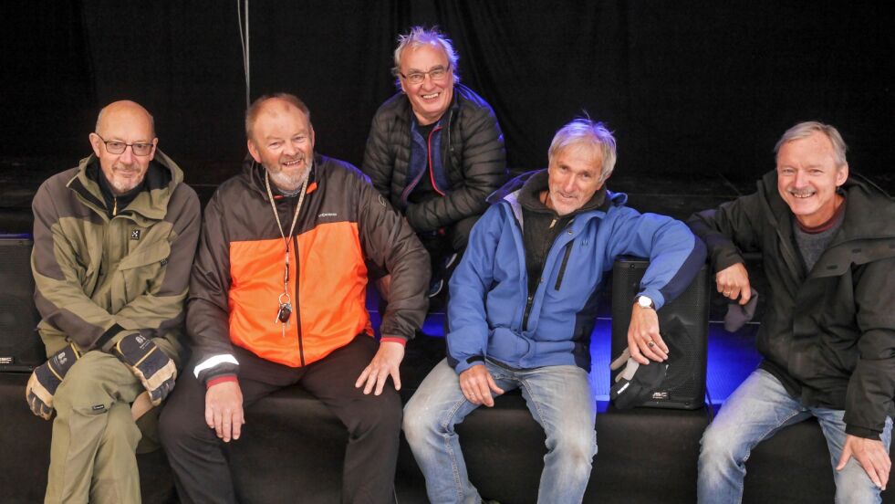Fredag kveld gjenforenes medlemmer av popgruppa «Fæmlingan» i festivalteltet. Flere har kommet langveis fra for å delta. Fra venstre Tor Odd Danielsen (66); opprinnelig fra Tana, som spilte i gruppa i 1974-76, Odd Gunnar Pettersen (63) fra Honningsvåg, som var med på å starte gruppa i 1971, Atle Markussen (65) fra Honningsvåg; nå bosatt på Løkken Verk i Trøndelag, som også var med fra starten av, og Svein Arne Furseth (68) fra Stranda på Sunnmøre, som spilte i gruppa på 1980-tallet. Bak står initiativtaker til gjenforeningen, Roger Uttakleiv (69) fra Honningsvåg, nå bosatt i Rakkestad ved Fredrikstad, som også var med fra starten i 1971.
 Foto: Geir Johansen