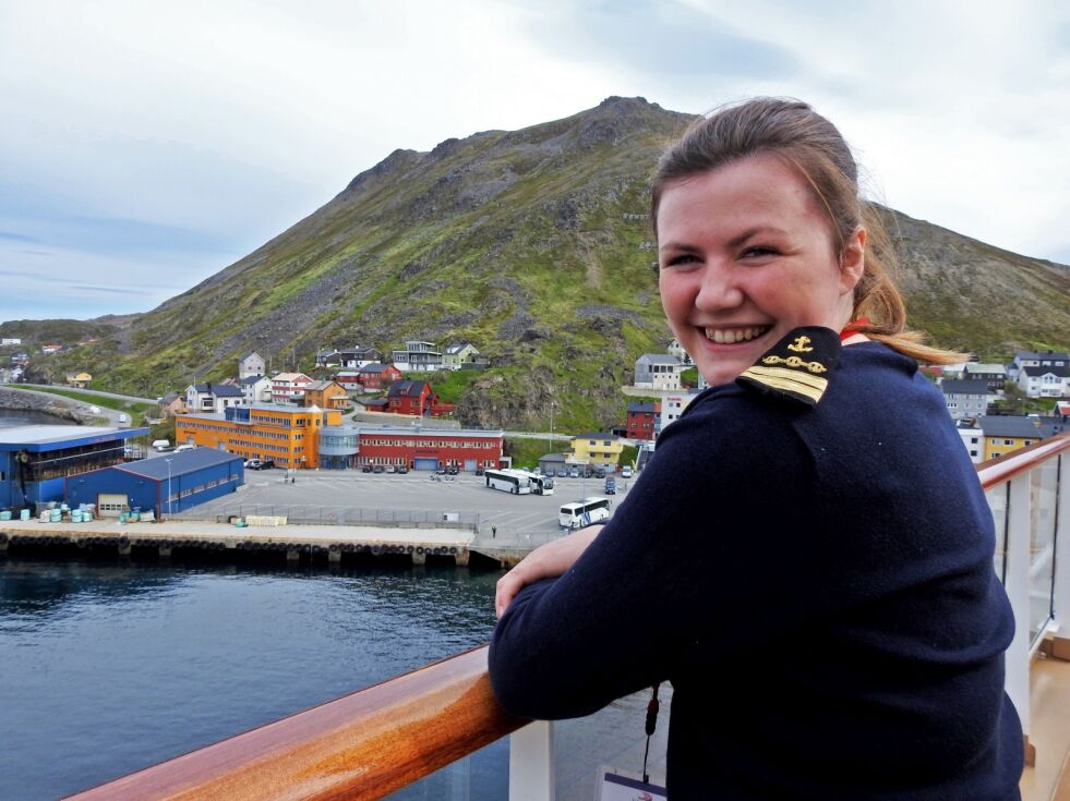 Trude Olsen (24) tok Ságat med seg på jobb, på havna i Honningsvåg, mandag 18. juni.
Foto: Kristin Marie Ericsson