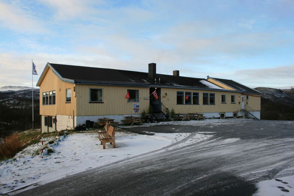 Ifjord Kafe & Gjestgiveri ligger fint ved veikrysset i Ifjord i Lebesby kommune.
 Foto: Anthon Sivertsen
