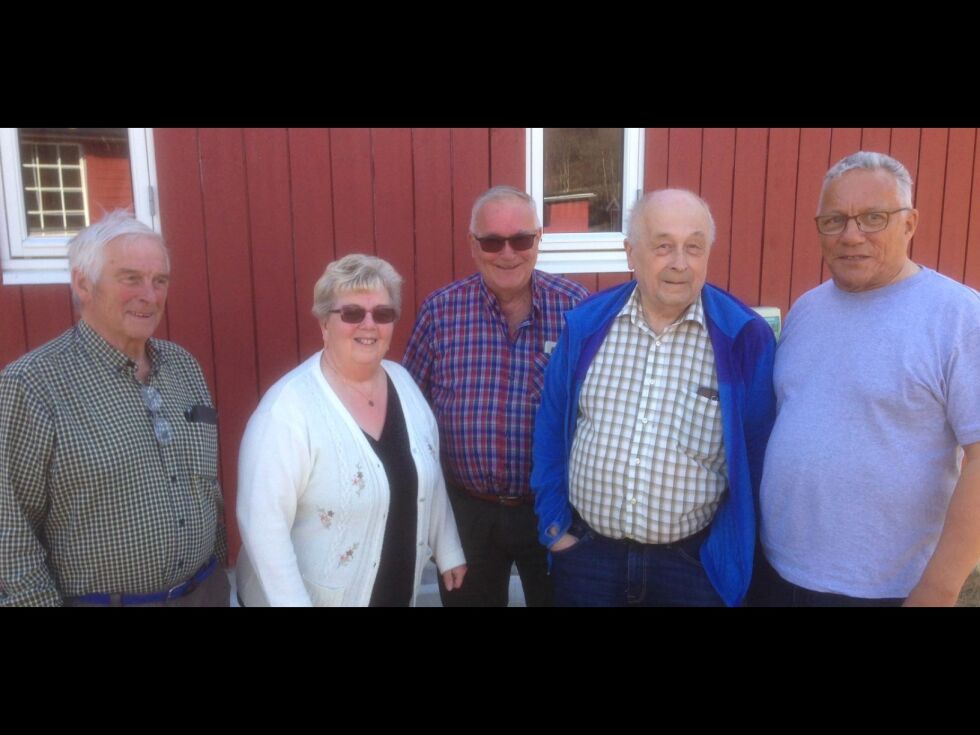 Her ser vi de som skal delta på landsmøtet i Pensjonistforbundet. Fra venstre Jan Atle Samuelsen fra Tana (fylkesleder), Arnhild Klogh Hegge fra Vadsø (delegat), Nils-Edvard Olsen fra Kirkenes (delegat), Sigmund Jessen fra Båtsfjord (delegat) og Arne Josvald Sabbasen (påtroppende fylkessekretær i Pensjonistforbundet Finnmark).
 Foto: Pressefoto