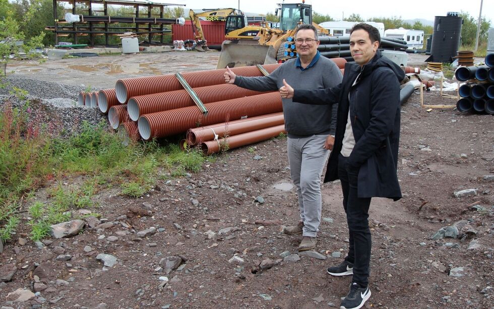 Knut Store og Fred Lassander håper å få med seg lag og foreninger i Nesseby slike at man kan få satt opp en permanent ishockeybane i Vesterelv - like øst for rådhuset.
BEGGE FOTO: TORBJØRN ITTELIN