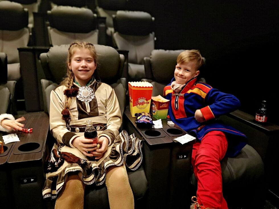 Sara og Daniel Muotka mente filmen var god. Her har de forberedt seg til en lang film med innkjøp av snop.
 Foto: Erik Brenli