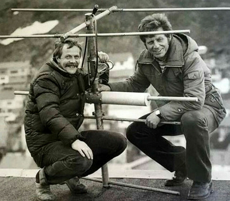 Reidar Pettersen (til venstre) og Oluf Johansen sørget for at alt av teknisk utstyr kom på plass for å kunne gjennomføre de første radiosendingene.
 Foto: Ernst Larsen