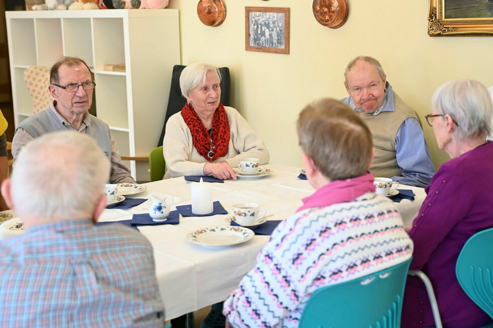 Reidar Opdahl, Lillian Alfarrustad og Evald Danielsen koser seg med kake og kaffe, godt plassert i de nye stolene.
 Foto: Irmelin Klemetzen