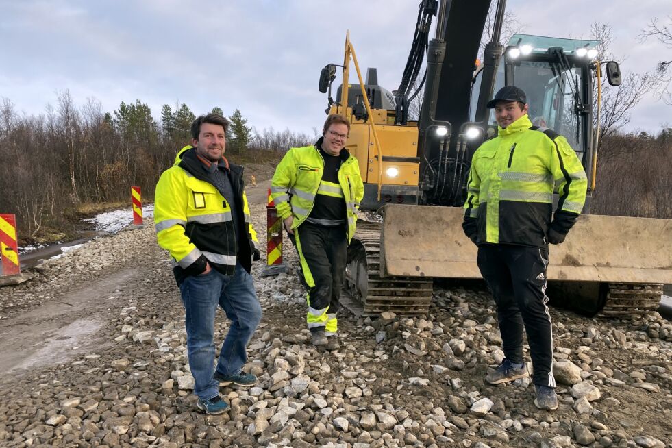 Robert Karlsen, Nils Torfinn Balto og Nils Erik Eriksen på Fossestrandveien utenfor Lakselv.
 Foto: Marius Thorsen