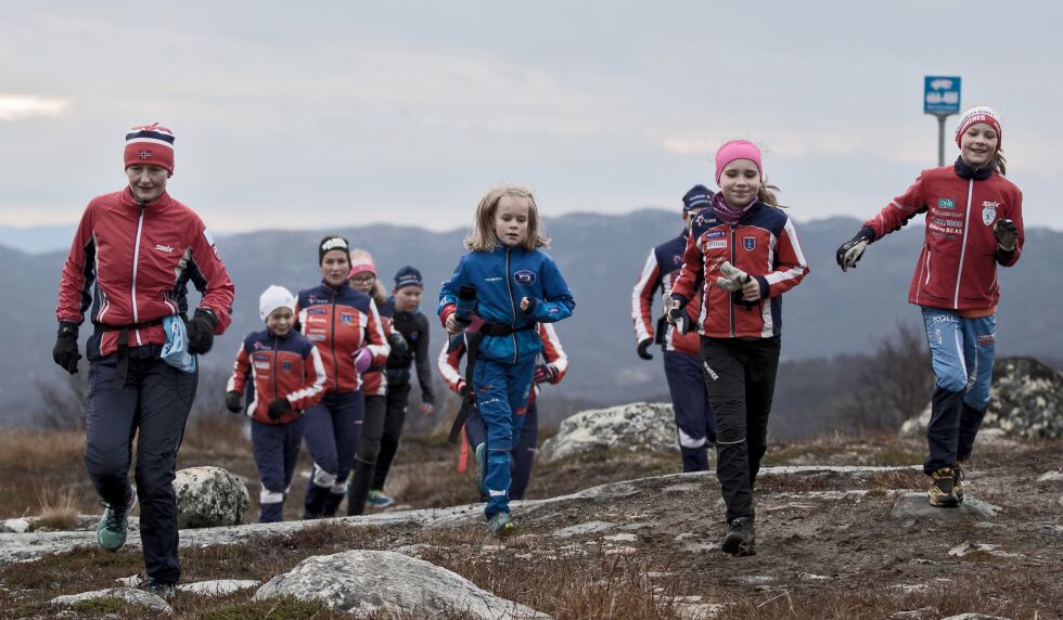 Denne gjengen ser rimelig fornøyd ut etter å ha nådd målet på toppen av fjellet.
 Foto: Charles Petterson