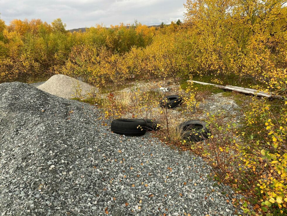 Skjult bak denne steinhaugen i Øvre Neiden skjuler det seg utslitte dekk, som noen ikke har gidda å kjøre til Kirkenes, sjøl om det er gratis å levere dekk uten felg. Foto: Hallgeir Henriksen