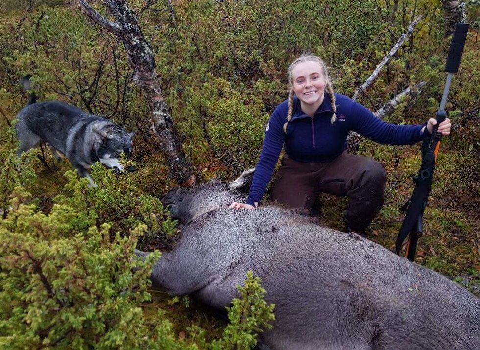 Susanne Utse Olsen gledet seg stort over å ha felt sin første elg. – Det var stort, sier 24-åringen fra Nesseby, her 
sammen med hunden Láppi.
 Foto: Privat