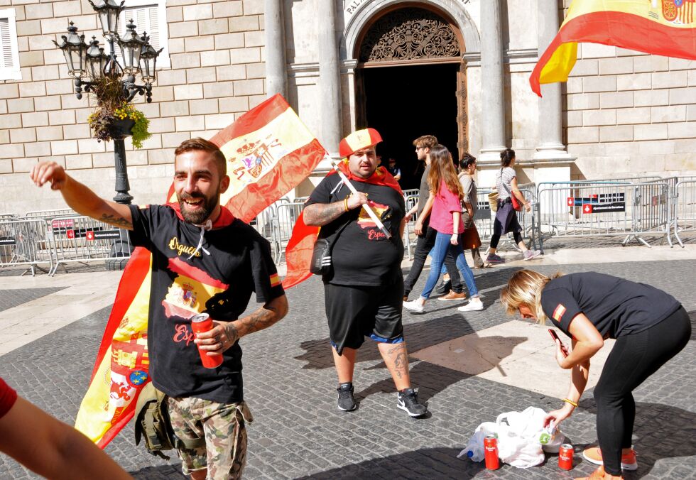 Det må ikke godtas at Katalonias folkevalgte fengsles, mener kronikøren. Her demonstrerer spanske fascister, beskyttet av den spanske regjering, uforstyrret utenfor det katalanske regjeringsbygget i Barcelona.
 Foto: Stein Torger Svala