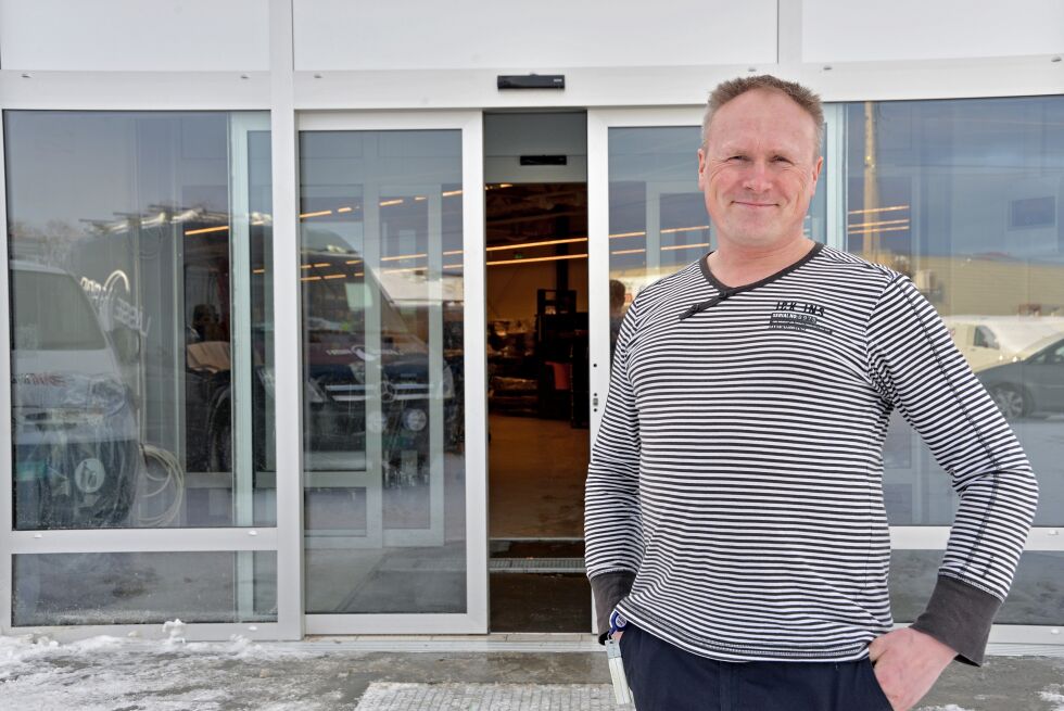 Remakjøpmann Roger Slettvoll har mistet av-knappen på smilet sitt, for nå er det ikke lenge til han og staben hans åpner dørene på den gjenoppbygde butikken i Lakselv.
 Foto: Sonja E Andersen