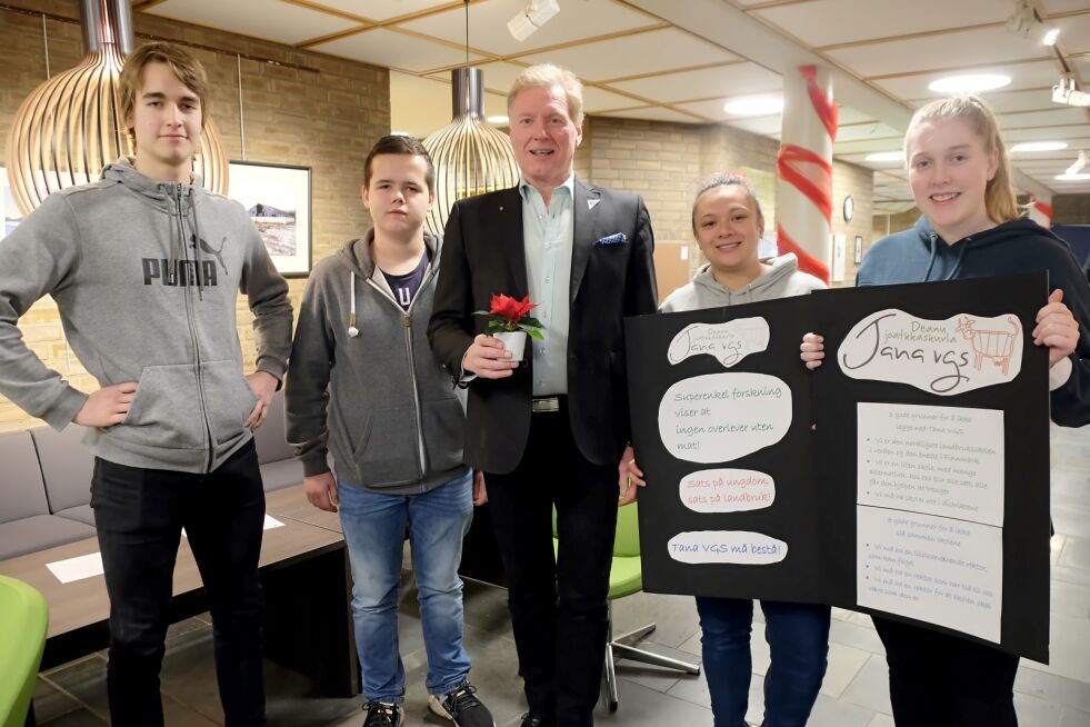 Elevrepresentant Harald J. Onseid (til venstre) fikk fremføre en appell for budsjettbehandlingen. Han overvar behandlingen sammen med elevene Allan Mazur, Vardø videgående og de to jentene fra Tana videgående, Ida Røyseth og Emma Georgsen Berg. De benyttet også anledningen til å gi hovedutvalgsleder Johnny Ingebrigtsen en blomsterhilsen.
 Foto: Bjørn Hildonen