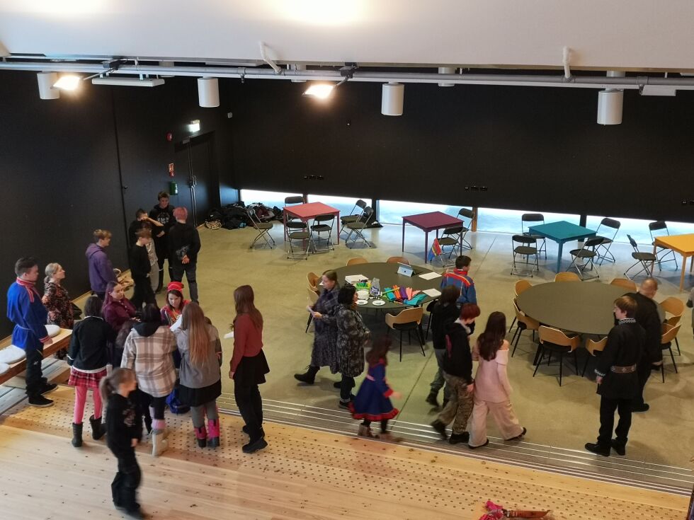 Hele 32 elever og ansatte fra skolen i  Čeʹvetjäuʹrr var på besøk på skoltemuseet tirsdag.
 Foto: Christina Mathisen