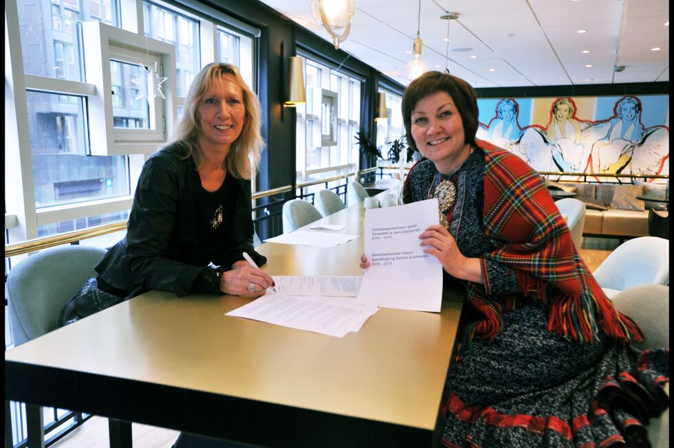 Målsettingene for samisk kulturutøvelse har funnet sin plass i en samarbeidsavtale mellom Samisk kunstnerråd og Sametinget, her representert ved Ada Jürgesensen og Aili Keskitalo.
 Foto: Erik Brenli