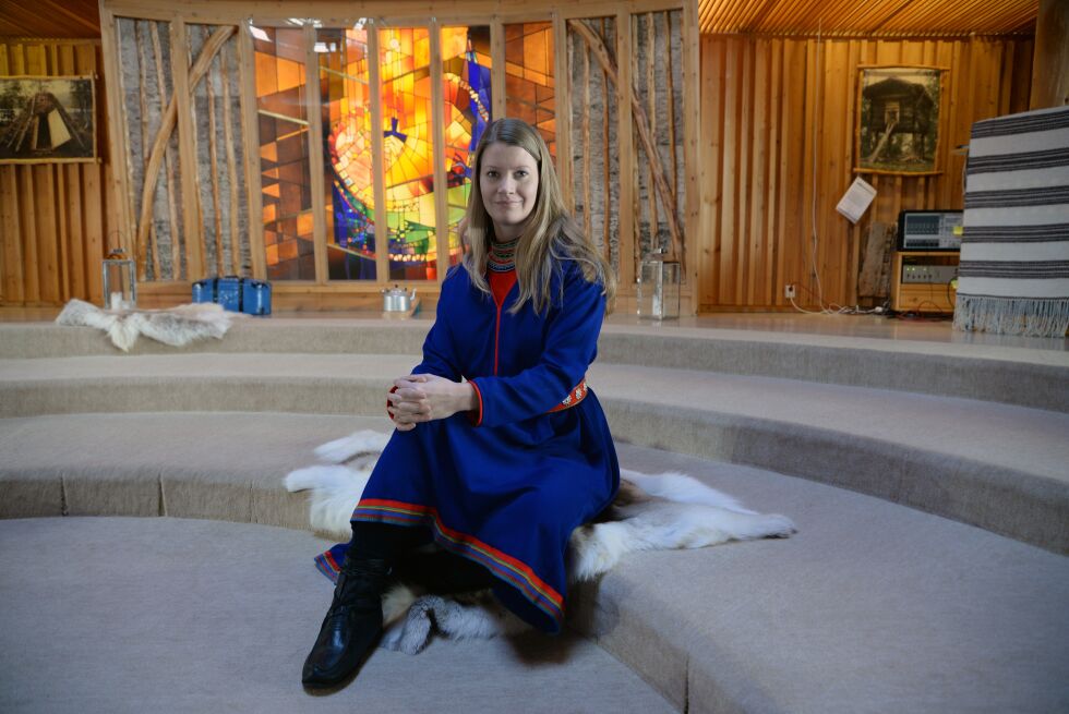 Josefina Skerk har inntatt Hattfjelldal; her sitter hun i den lávvu-inspirerte «amfien» midt i det sørsamiske kultur- og utviklingssenteret Sijti Jarnge.
 Foto: Steinar Solaas