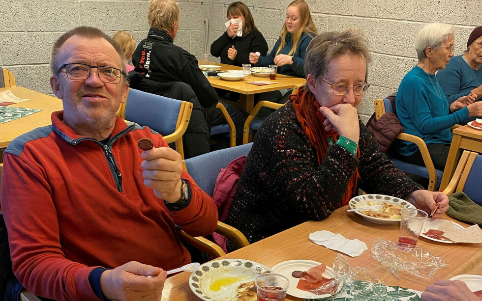 Kjell Johansen og Mimmi Tobiassen har deltatt i mange år på rømmegrøtkafeen. 
– Grøten er god og samtidig treffer vi mye folk, sier en mett Kjell Johansen.
 Foto: Thor Thrane