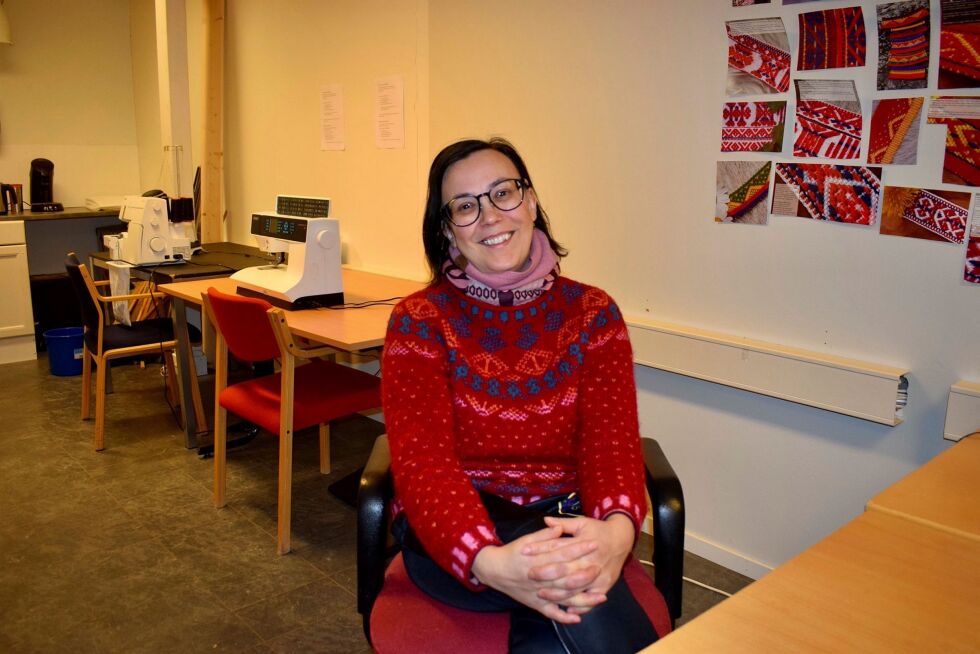 Katrine Trane er fornøyd med å være på plass hos Duodjeinstituhtta i Varangerbotn.
 Foto: Birgitte Wisur Olsen