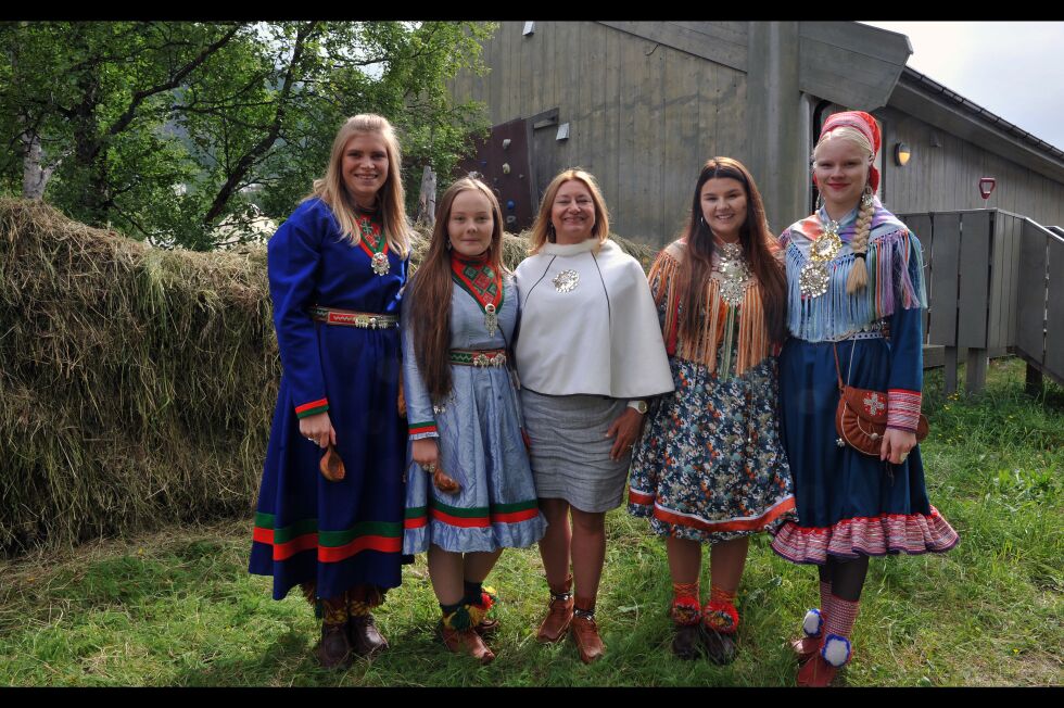 Vanja Tørresdal, Maria Gunilla Påve Wilks, Eli Karianne Vesterheim Hætta og Elle Karen Inga Skum er de nye veiviserne som ble presentert av statssekretær Anne Karin Olli på Riddu Ri&#273;&#273;u fredag.
 Foto: Erik Brenli