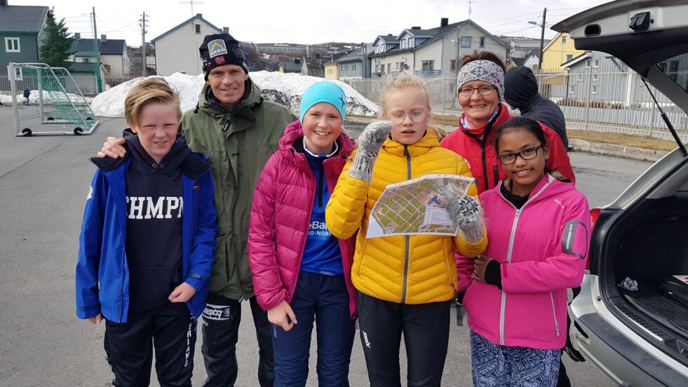 KIFs orienteringsgruppe med Sigrid Renna (bak til venstre) og ektemannen Fred Inge Eilertsen bidro med sine kunnskaper med kart og kompass under verdens orienteringsdag, som ble markert i Kirkenes.
 Foto: Kirkenes skole