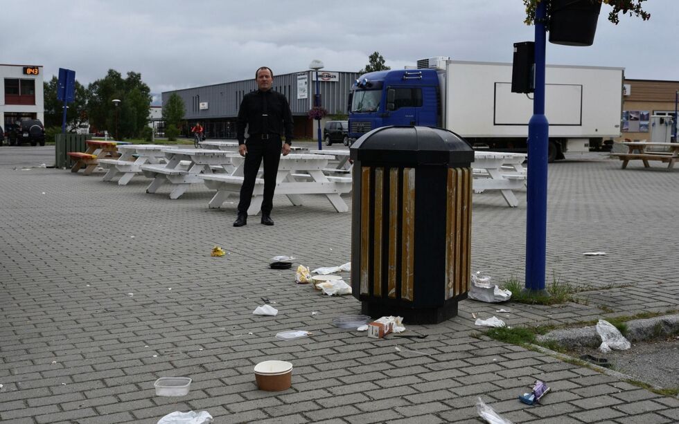Rasmussen forteller at det er langt fra første gang dette synet møter han når han kommer på jobb. Han forteller at det er verst på mandager og fredager. Foto: Kristin Humstad