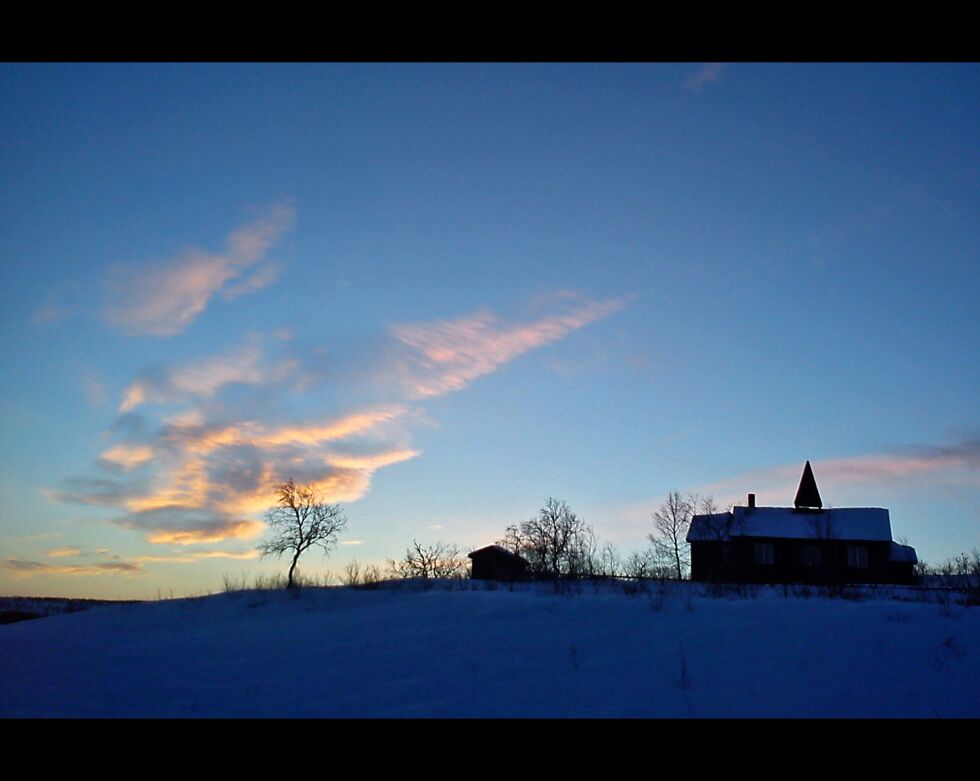 Šuoššjávre fjellkirke i desemberlys.
 Foto: Hanne Klemetsen)