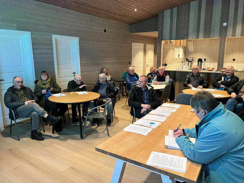 Rundt tjue medlemmer møtte opp da Sør-Varanger sjølaksefiskarlag avholdt årsmøte på «Åtte årstider» i Neiden.
 Foto: Per Helge Stærk