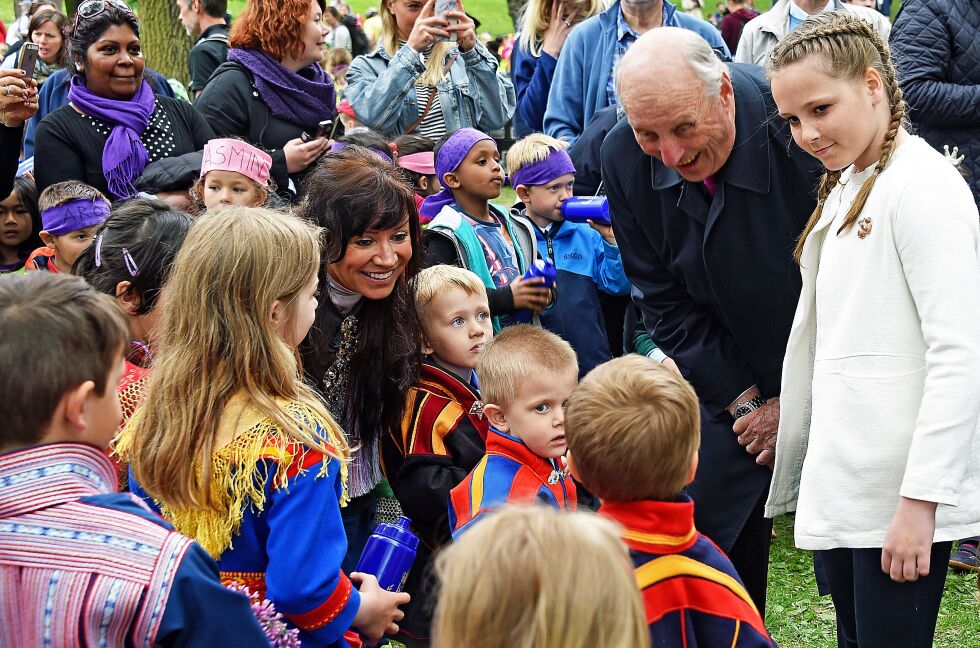 Kong Harald får tydeligvis høre også gode historier fra de samiske barnehagebarna under åpningen av Prinsesse Ingrid Alexandras skulpturpark onsdag.
 Foto: Sven Gj. Gjeruldsen, Det kongelige hoff