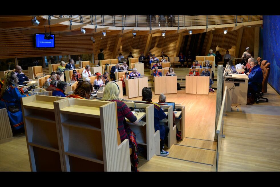 Sittende plenumsforsamling har ikke tatt aktiv stilling til egne lønnsøkninger. De bare følger et gammelt vedtak om å dilte etter Stortinget.
 Foto: Steinar Solaas