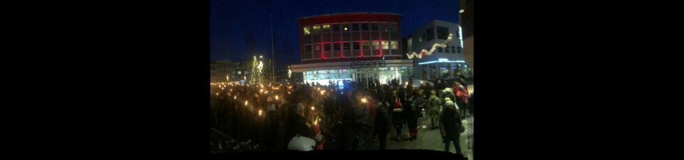 Markering på Torget i Tromsø etter mandagens tragedie der en mot og hennes tre barn ble funnet i vannet ved Fagering på Tromsøya