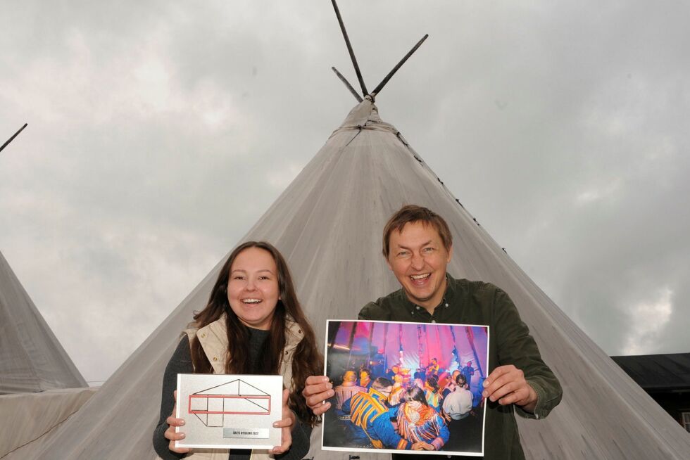 Sámi Beassášmárkanat konkurrerer om å bli Årets festival. Samisk Musikkfestival er igjen finalister til Arrangørprisen. I fjor tok Elle Mari Dunfjell Oskal og Ol Johan Gaup imot prisen Årets Øyeblikk, for et foto av Mads Suhr Pettersen, gjennom Ságat.
 Foto: RITA HEITMANN