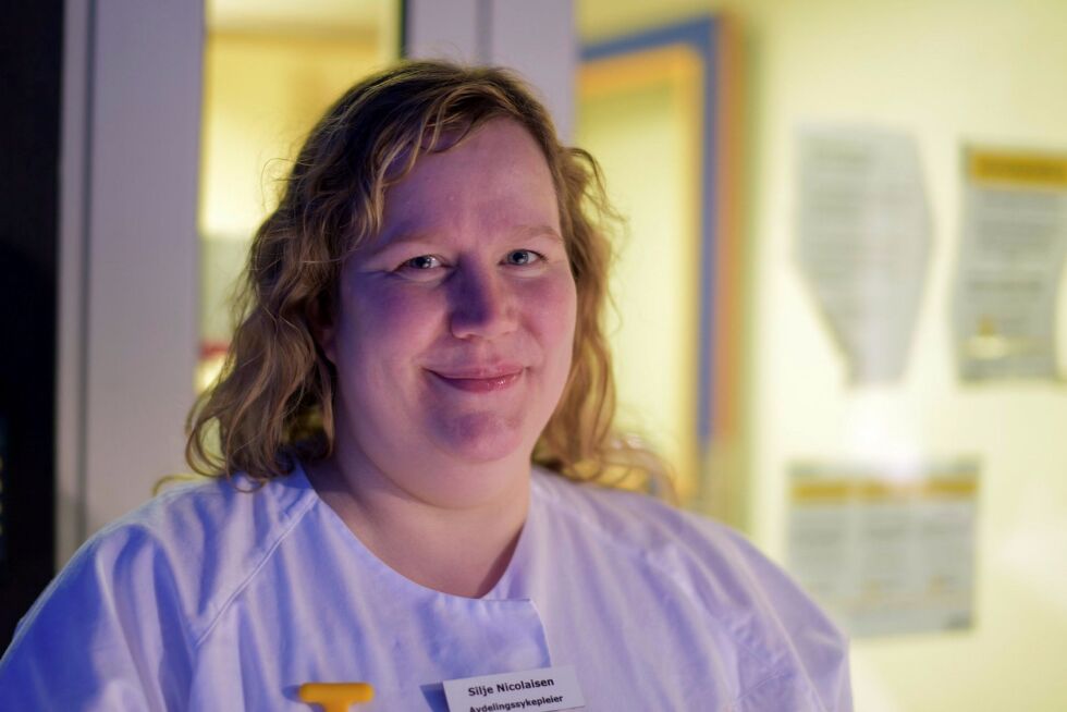 Silje Nicolaisen (42) har snart arbeidet i 21 år på sykeavdelingen i Lakselv, hvorav de siste fem årene som avdelingsleder. Nå ser hun frem til å bli en del av stabsavdelingen i Porsanger kommune, og bruke sin utdannelse og praktiske erfaring i ny jobb. Foto: Irene Andersen