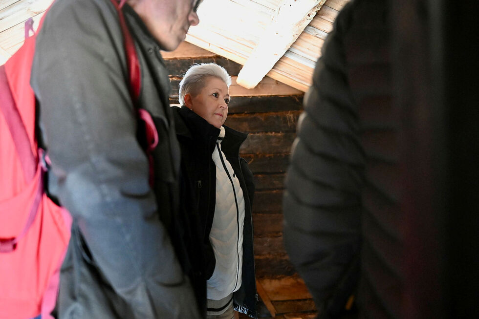 Line Bårds­eng, her i ett av husene på uteområdene på RiddoDuottarMuseat under omvisningen i mai.
 Foto: Yvette M Stornes