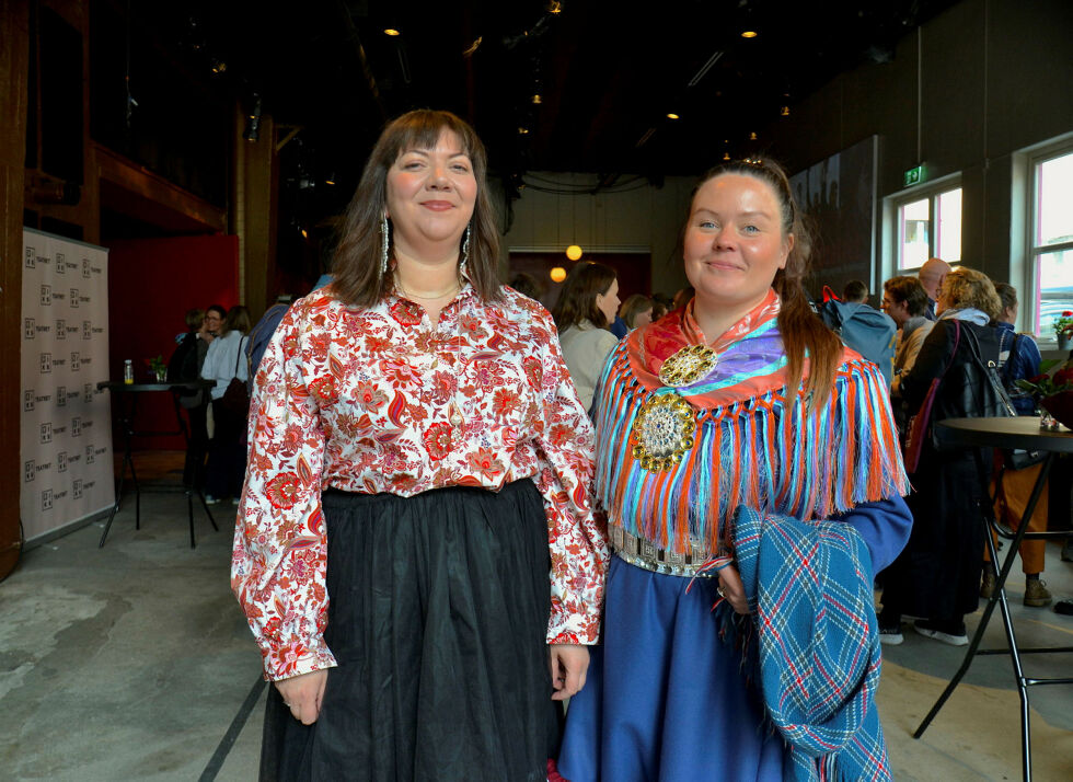 Det er sterk representasjon av kvænsk og samisk i det nye programmet til Riksteatret. 
– Det er ikke tilfeldig, sier teatersjef Wenche Viktorsdatter Paulsen. Her sammen med Elle Sofe Sara.
 Foto: Sunniva Katrine Bornøy