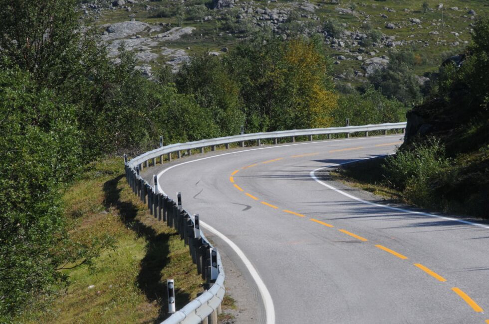 Den tragiske dødsulykken skjedde i denne svingen ved Tusenvik i Korsfjord i Sør-Varanger. Bremsesporene er tydelige og den omkomne ble funnet i veibanen ved autovernet til venstre på bildet.
 Foto: Hallgeir Henriksen