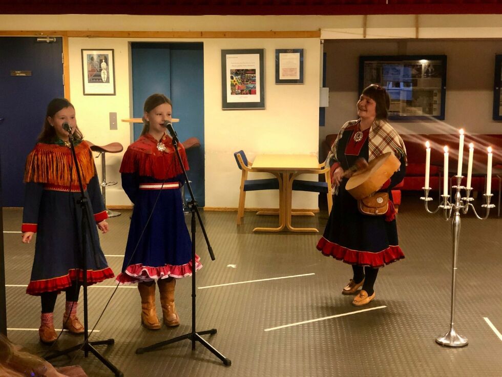 Evelinn Eriksen, Selma Stølen Eriksen og Anne Lise Varsi. Det ble fremført tre joiker.
 Foto: Birgitte Wisur Olsen