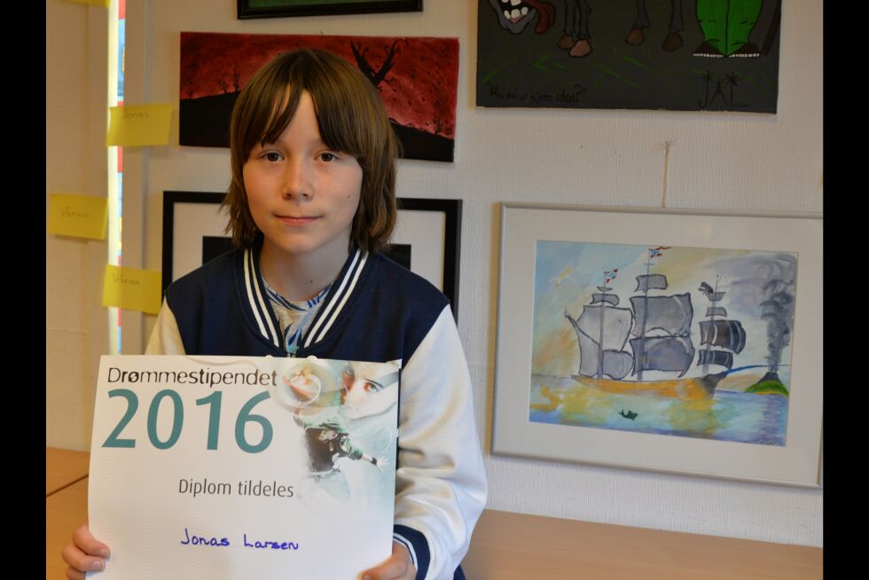 Jonas Larsen (13) foran noen av verkene sine, med diplomet som viser at han er mottager av drømmestipend.
 Foto: Steinar Solaas