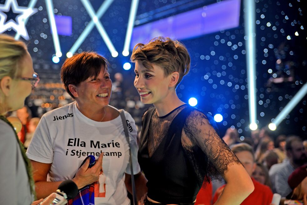 Ella Marie (20) forteller at hun har vært svimmel, kvalm og stresset denne uken.
– Det blir bare heftigere og heftigere. Jeg er så takknemlig for alle som stemmer og følger med.
 Foto: Hannah Persen