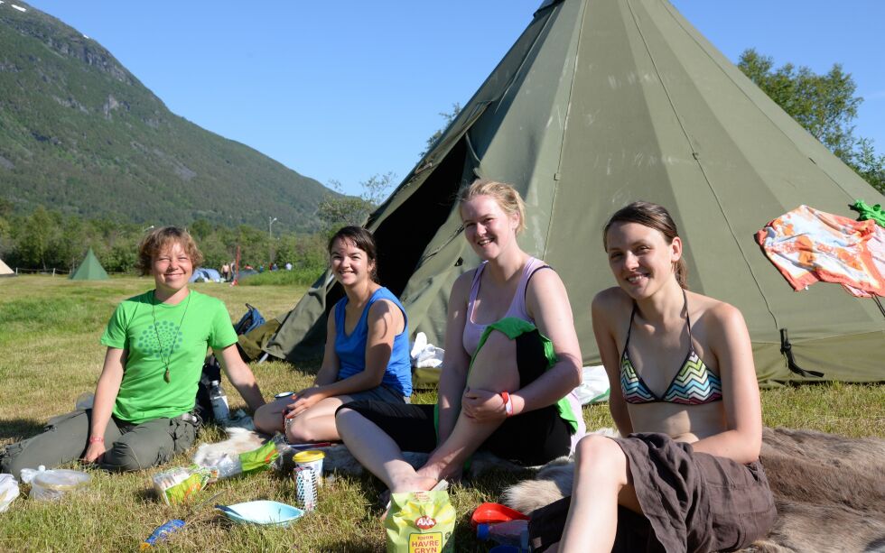 For mange er festivalcamp en viktig del av festivalopplevelsen. Her koser Sini Vuorialho, Ingvild Lien, Veronika Rokne og Ragnhild Freng Dale seg ved morgengry. De jobba som frivillige på en tidligere riddufestival.
 Foto: Steinar Solaas
