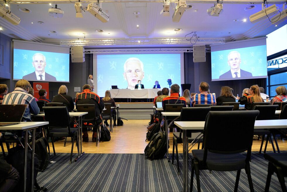 Partileder Jonas Gahr Støre hilser samepolitisk konferanse i en ferdig innspilt filmsnutt.
 Foto: Steinar Solaas