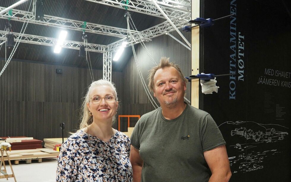 Museumsleder Mia Krogh og Morten Ranmar fra det danske selskapet No Parking nærmer seg slutten på arbeidet med basisutstillinga «Kohtaaminen Jäämeren kans – Møtet med Ishavet».
 Foto: Linda Dragnes, Vadsø museum - Ruija kvenmuseum