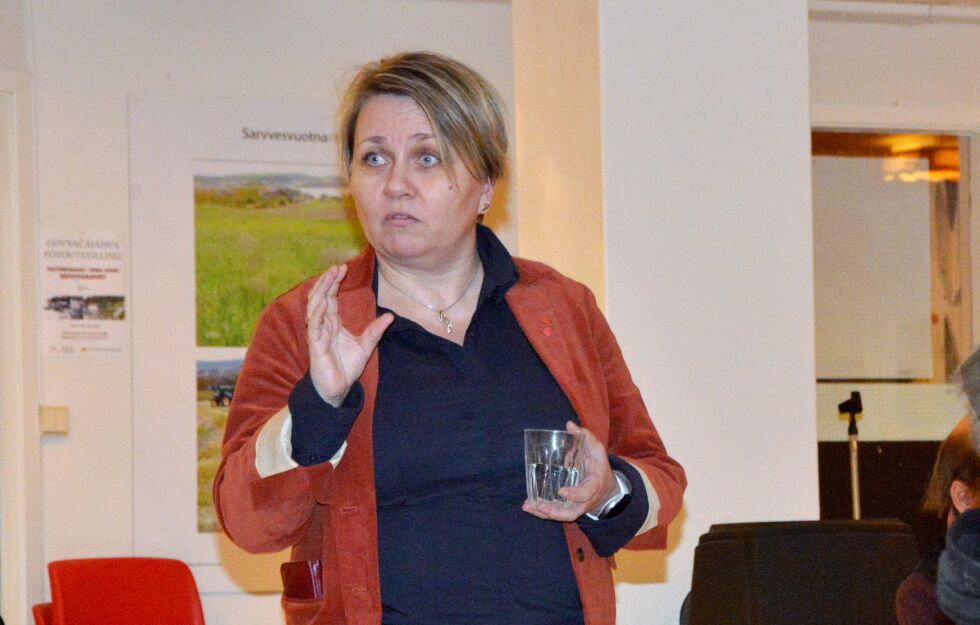 Slik Aina Borch så det på folkemøtet tirsdag, er midlertidig forbud eneste mulighet Porsanger har til å unngå å få reketrålerne tilbake i fjorden.
 Foto: Sonja E. Andersen